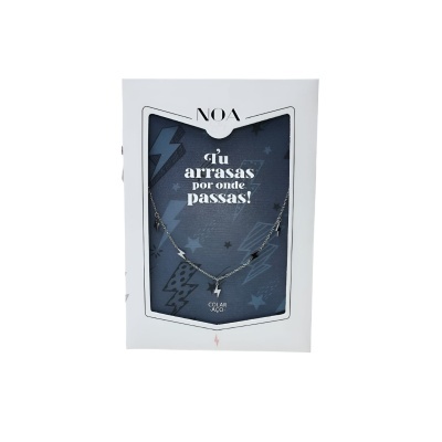 Colar prateado com pendentes de raios em embalagem branca e azul com texto