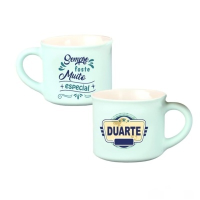 Duas canecas de cerâmica azul claro com textos decorativos em azul escuro e bege