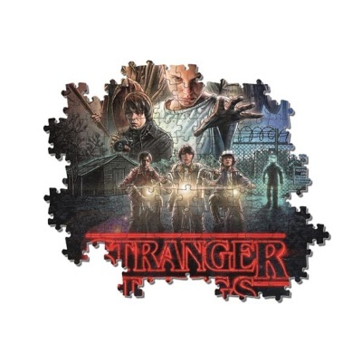 Quebra-cabeças com imagem de personagens da série Stranger Things e o texto vermelho neon.STRANGER THINGS