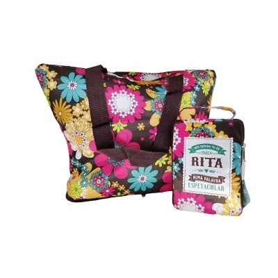 Duas bolsas florais coloridas, uma maior e uma pequena com texto na etiqueta