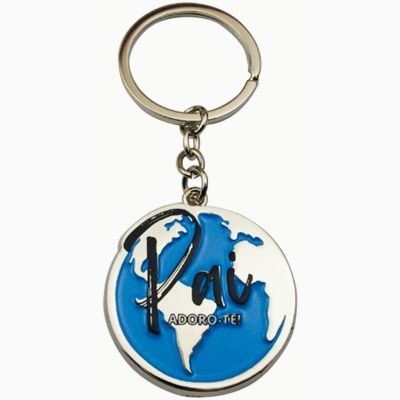 Porta-chaves redondo metálico com mapa-mundo e texto 'Pai ADORO-TE!' em azul e branco