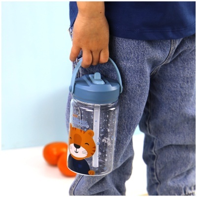 Garrafa de plástico transparente com tampa azul e figura de tigre cartoon na frente