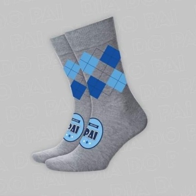 Meias cinzentas com padrão azul e texto DO PAI