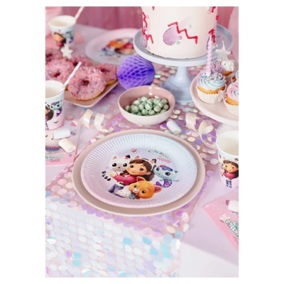 Mesa decorada para festa infantil com pratos e copos de papel com personagens, donuts, cupcakes e bolo