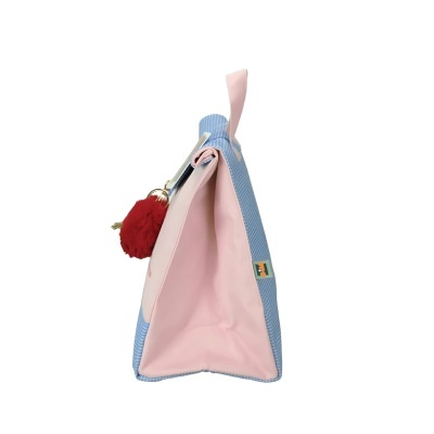 Bolsa azul às riscas com interior rosa e pompom vermelho