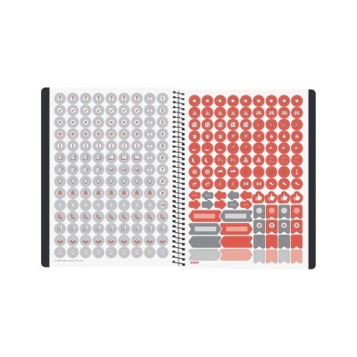 Livro aberto com autocolantes vermelhos e cinzentos