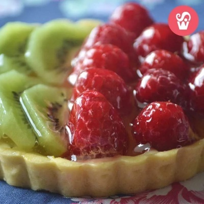 Tarte de maçã com fatias de kiwi e framboesas
