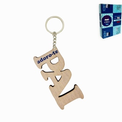 Porta-chaves de madeira com texto 'PAI' e 'adoro-te' azul e caixa decorativa azul 'PAI HERO'.