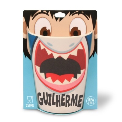 Copo infantil de plástico com estampa de boca de tubarão e nome GUILHERME
