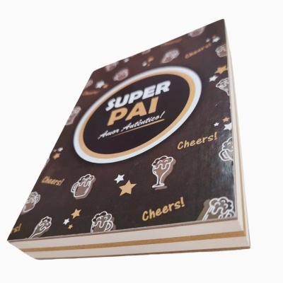 Caderno castanho com texto 'SUPER PAI Amor Autêntico!' e desenhos de cervejas e estrelas