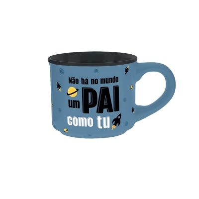 Caneca azul com interior preto e texto em português com ilustrações espaciais.