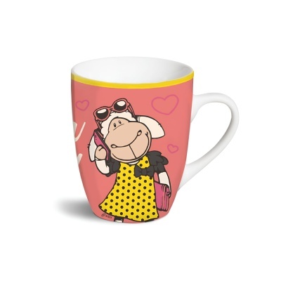 Caneca branca com desenho de ovelha em vestido amarelo e bolsa rosa num fundo rosa.