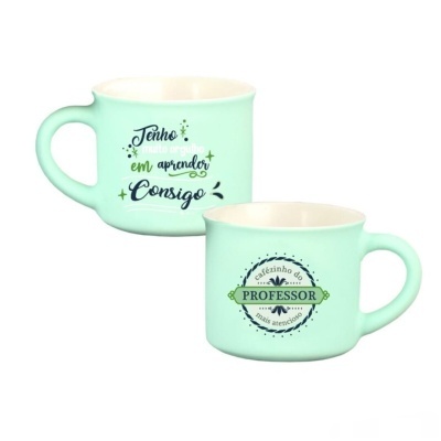 Duas canecas cerâmicas verdes com mensagens para professores