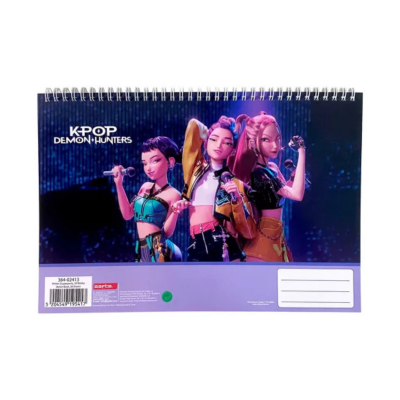 Calendário de mesa KPOP DEMON HUNTERS com personagens animadas e espiral prateada