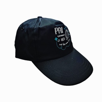 Boné preto com texto bordado na frente e aba curva.