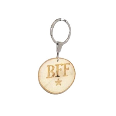 Porta-chaves redondo de madeira com inscrição BFF e estrela em argola metálica
