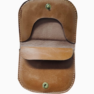 Carteira ou porta-moedas de couro castanho aberto com botão metálico