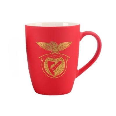 Caneca vermelha com logotipo dourado do SLB