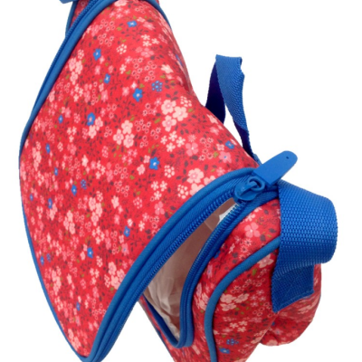 Bolsa pequena vermelha com padrão floral e detalhes azuis