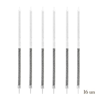 Seis velas finas com glitter prateado e suporte plástico em fundo branco