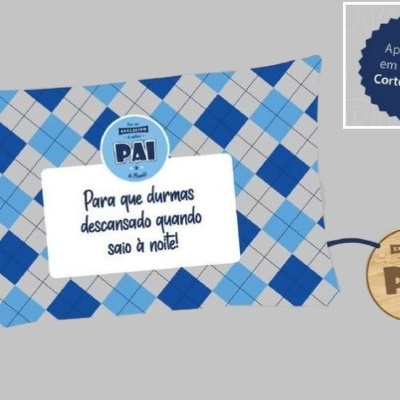 Placa decorativa azul e branca com texto em português e selo de aplicações em madeira para corte a laser