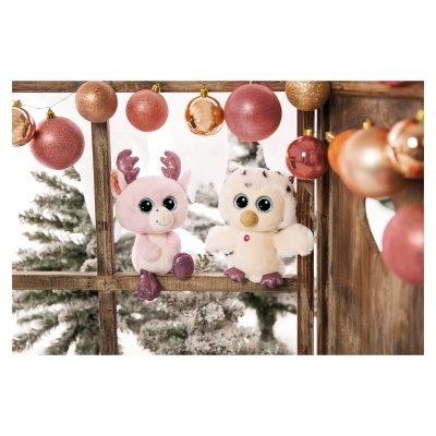 Dois bonecos de peluche natalícios sentados em moldura de madeira com decoração de bolas de Natal e pinheiros ao fundo