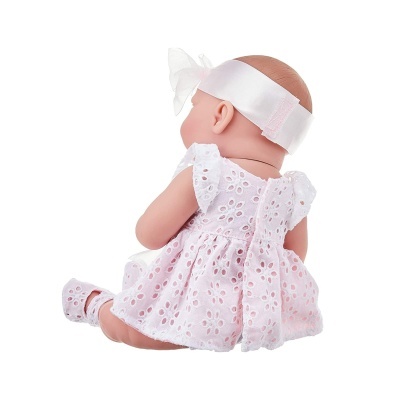 Boneca bebé de costas com vestido branco de algodão e fita branca na cabeça