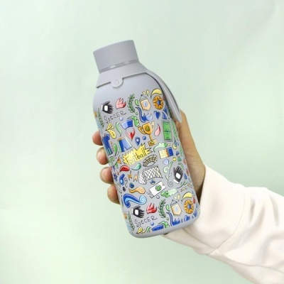 Garrafa reutilizável cinzenta com desenhos coloridos de futebol