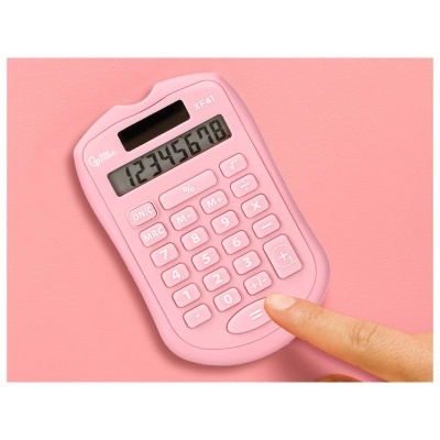 Calculadora cor-de-rosa com números no ecrã e dedo a pressionar botão