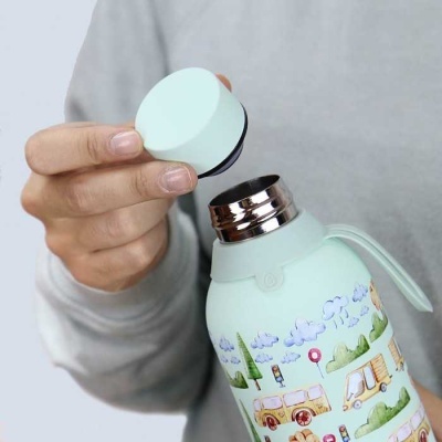 Garrafa térmica azul clara com ilustrações de carros e natureza