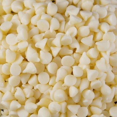 Gotas de chocolate branco creme em grande quantidade