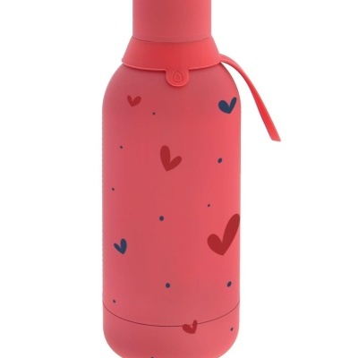 Garrafa térmica cor-de-rosa com corações vermelhos e azuis e pontos azuis