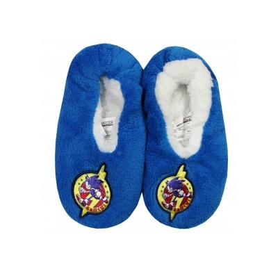Chinelos azuis felpudos com interior branco e desenho de personagem estilo Sonic