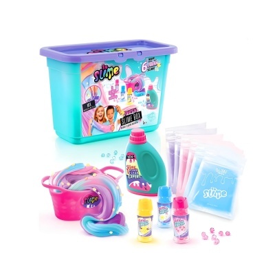 Kit para fazer slime com caixa azul e diversos frascos e sacos coloridos