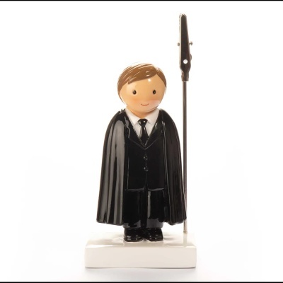 Boneco decorativo com fato preto, capa, suporte branco e clip metálico
