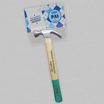 Martelo com cabo de madeira verde e cabeça metálica em embalagem azul e branca