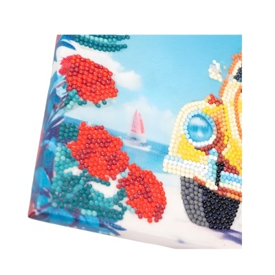 Tela com pintura 3D de flor e carro amarelo junto ao mar