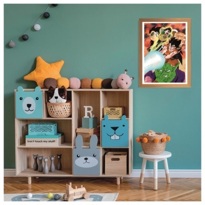 Estante de madeira com caixas azuis decoradas, almofadas, pelúcias, livros, cesto e quadro Dragon Ball num quarto infantil