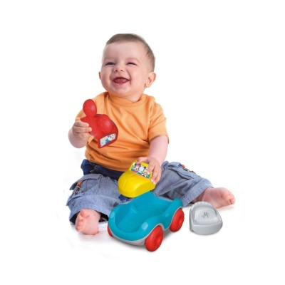 Bebé sorridente com brinquedos de carrinho coloridos