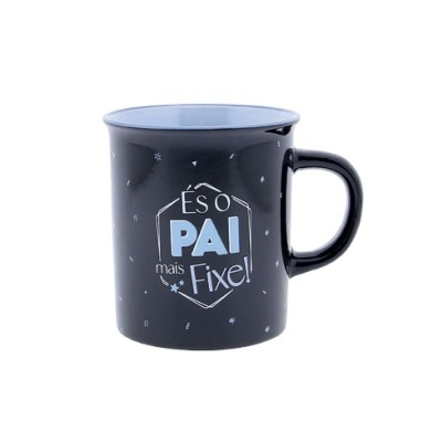 Caneca preta com texto ÉS O PAI mais Fixe! e estrelas brancas