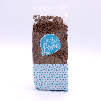 Pacote transparente com pequenos pedaços marrons e rótulo Just add Love