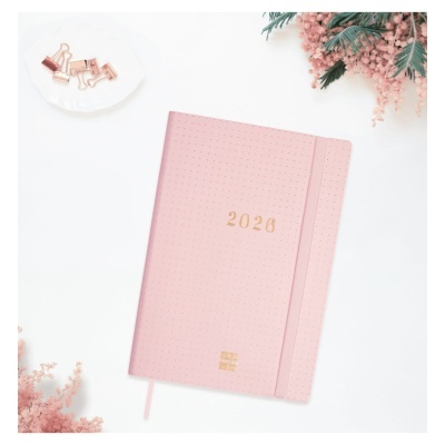 Caderno rosa com capa texturizada e elástico, com 2020 em dourado