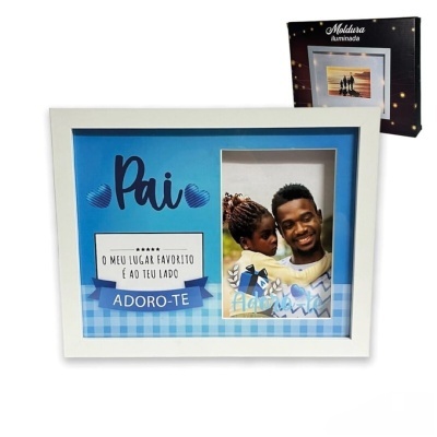 Porta-retrato branco com fundo azul contendo texto sentimental e fotografia de pai com criança, embalado em caixa preta