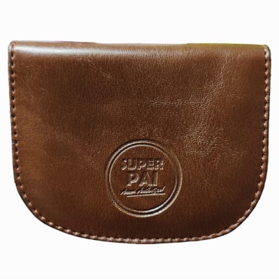 Carteira de pele castanha com logo em relevo