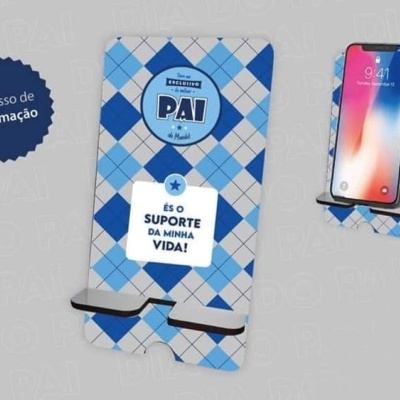 Suporte de telemóvel com padrão xadrez azul e branco e texto em português, com telemóvel ao lado