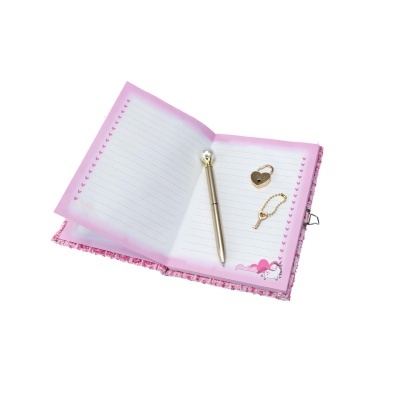 Diário aberto com páginas cor-de-rosa, caneta dourada com ponta de pérola e cadeado de coração com chave