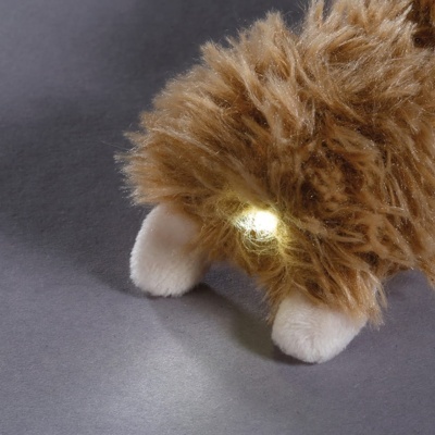 Brinquedo peluche castanho com patas brancas e luz LED amarela