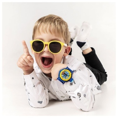 Criança de óculos de sol amarelos e relógio azul e amarelo