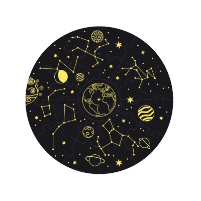 Quebra-cabeças redondo com desenhos de planetas e estrelas em amarelo sobre fundo preto.