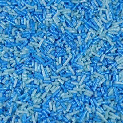 Confeitos azuis pequenos em forma de cilindros